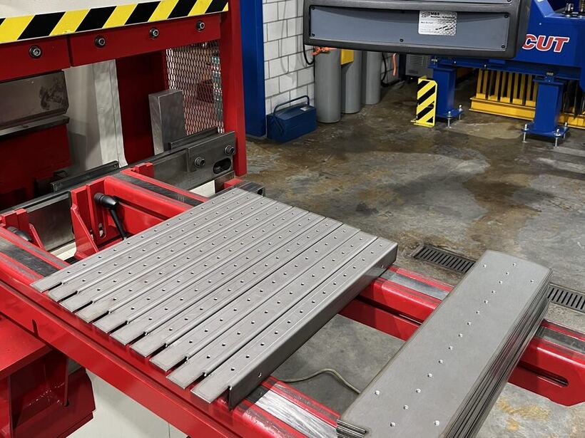 CNC-Abkantpresse mit gekanteten Blechteilen am Anschlag