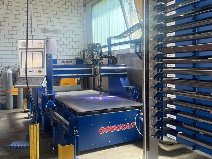 Maschinenpark und Materiallager in der Werkstatthalle