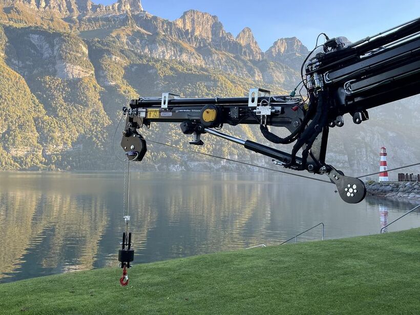 Aufgebauter Ladekran mit ausgefahrenem Ausleger über dem Walensee