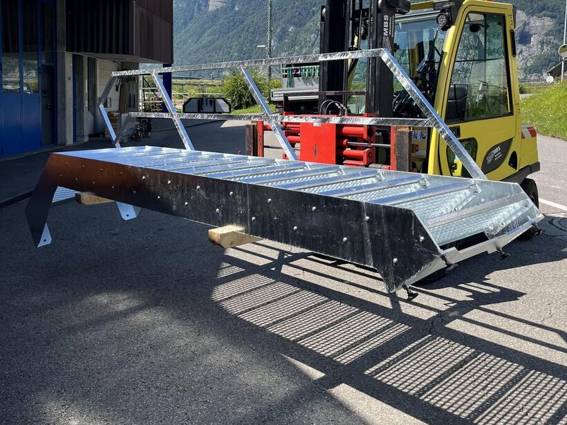 Auffahrrampe aus Aluminium mit Gitterrost und Geländer, auf einem Stapler