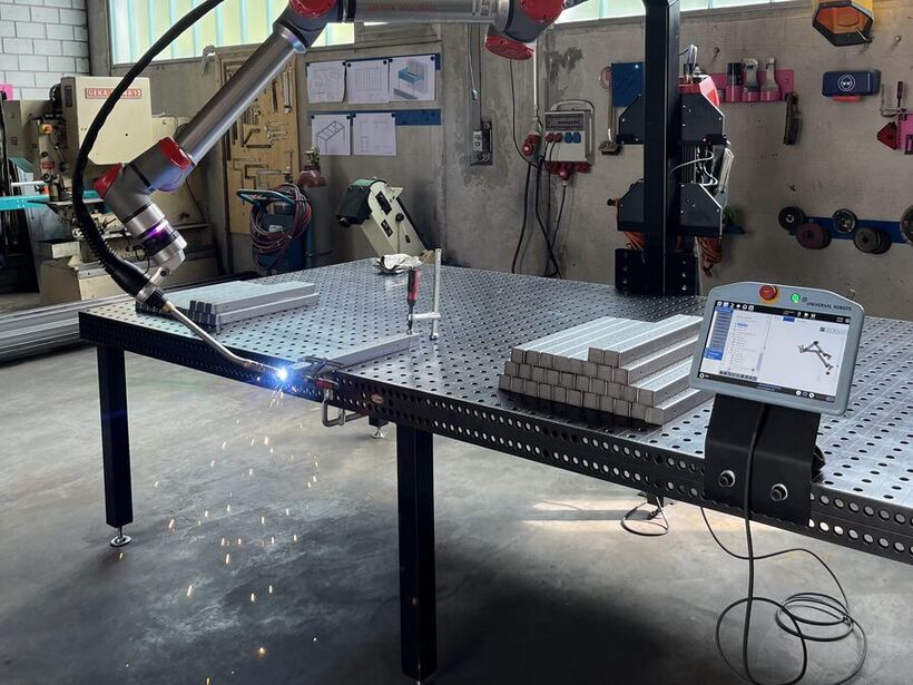 Schweisstisch mit kollaborativem Schweissroboter, Bauteil im Aufbau
